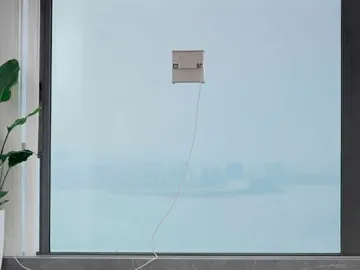 El robot limpiacristales en acción El robot limpiacristales en acción