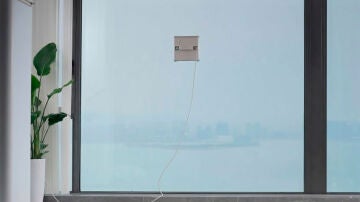 El robot limpiacristales en acción El robot limpiacristales en acción