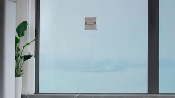 El robot limpiacristales en acción El robot limpiacristales en acción