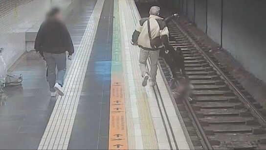 Personas que se lanzaron a salvar a un chico que hab&iacute;a ca&iacute;do a las v&iacute;as en el Metro de Barcelona
