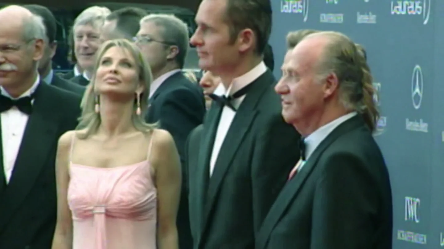 Cuando el rey Juan Carlos contó al rey Felipe y a Rajoy que se divorciaría de Sofía para casarse con Corinna: "La reina lo pasó muy mal" Cuando el rey Juan Carlos contó al rey Felipe y a Rajoy que se divorciaría de Sofía para casarse con Corinna: "La reina lo pasó muy mal"