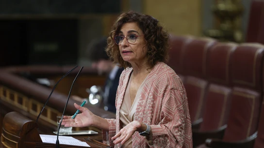 La vicepresidenta primera del Gobierno, María Jesús Montero, interviene en el debate relativo al objetivo de estabilidad presupuestaria, en el pleno que este jueves se celebra en el Congreso. La vicepresidenta primera del Gobierno, María Jesús Montero, interviene en el debate relativo al objetivo de estabilidad presupuestaria, en el pleno que este jueves se celebra en el Congreso.