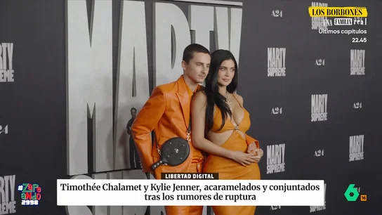 Timothée Chalamet y Kylie Jenner reaparecen combinando 'look butanero': "Parecen dos del Popeyes que te van a servir el pollo" Thimothée Chalamet y Kylie Jenner acallaban los rumores de ruptura en la premiere de la última película del actor, 'Marty Supreme', donde se les pudo ver muy acaramelados y extremadamente conjuntados.