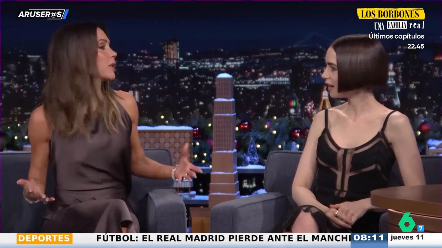 Lily Collins cumple su sueño y conoce a Victoria Beckham en persona en el programa de Jimmy Kimmel Lily Collins cumple su sueño y conoce a Victoria Beckham en persona en el programa de Jimmy Kimmel