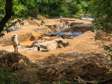 Excavaci&oacute;n de sedimentos de un estanque de 400 000 a&ntilde;os en Barnham, Suffolk