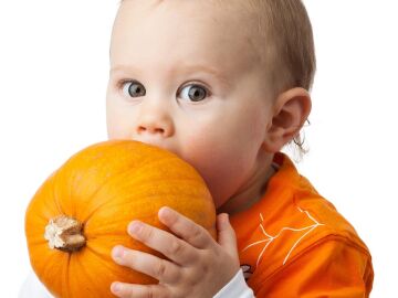 Ni&ntilde;o comiendo calabaza