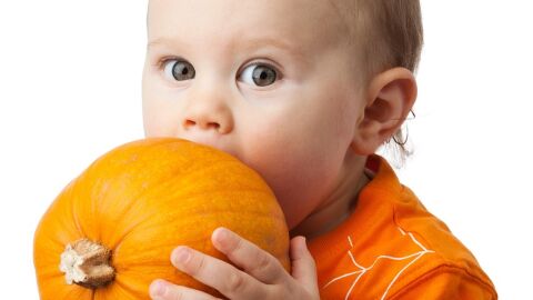 Ni&ntilde;o comiendo calabaza