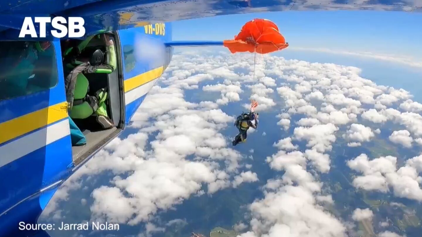 Un paracaidista se queda colgado de la cola de un avi&oacute;n en Australia