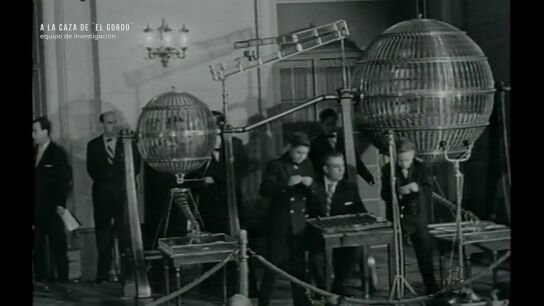 En blanco y negro: as&iacute; se vivi&oacute; el primer sorteo de la Loter&iacute;a de Navidad en el centro de Madrid, en v&iacute;deo