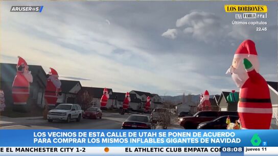  Una calle de Utah se vuelve viral por su desfile de Pap&aacute;s Noel hinchables gigantes