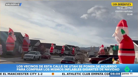 Una calle de Utah se vuelve viral por su desfile de Papás Noel hinchables gigantes Una calle de Utah se vuelve viral por su desfile de Papás Noel hinchables gigantes