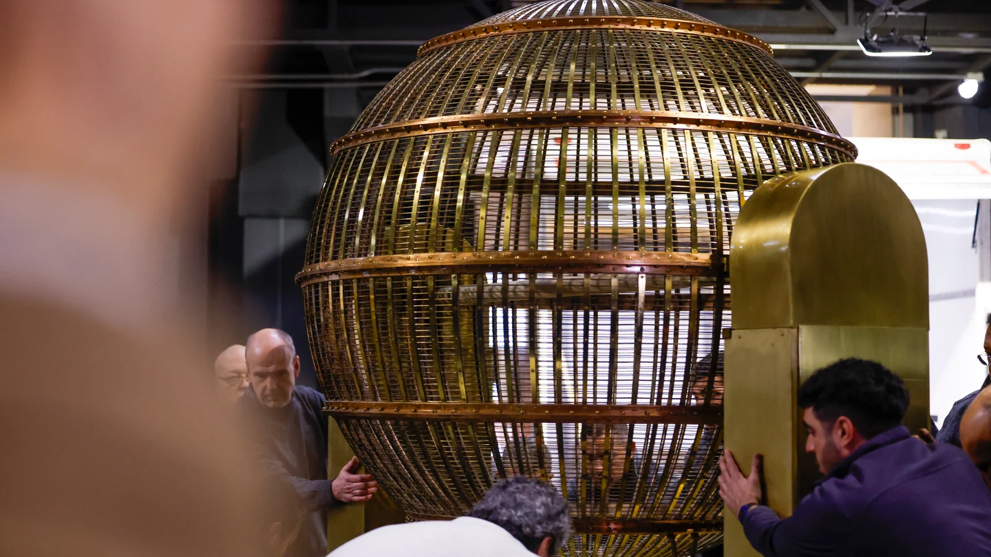 Los bombos y el resto de los elementos que se utilizarán en el Sorteo Extraordinario de Navidad llegan este viernes al Teatro Real. Los bombos y el resto de los elementos que se utilizarán en el Sorteo Extraordinario de Navidad llegan este viernes al Teatro Real.