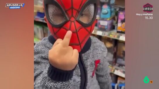 El divertido v&iacute;deo viral del ni&ntilde;o Spiderman que intenta lanzar telara&ntilde;as y solo consigue hacer una peineta