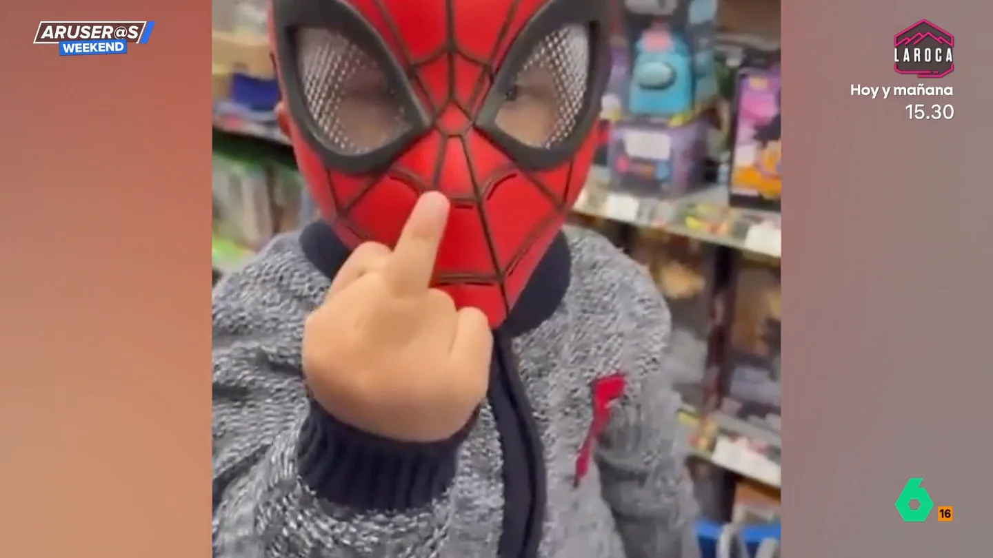 El divertido vídeo viral del niño Spiderman que intenta lanzar telarañas y solo consigue hacer una peineta El divertido vídeo viral del niño Spiderman que intenta lanzar telarañas y solo consigue hacer una peineta