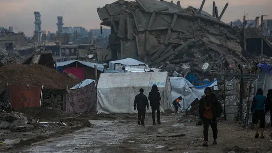 Imagen de un edificio en ruinas y tiendas de campaña en Gaza Imagen de un edificio en ruinas y tiendas de campaña en Gaza