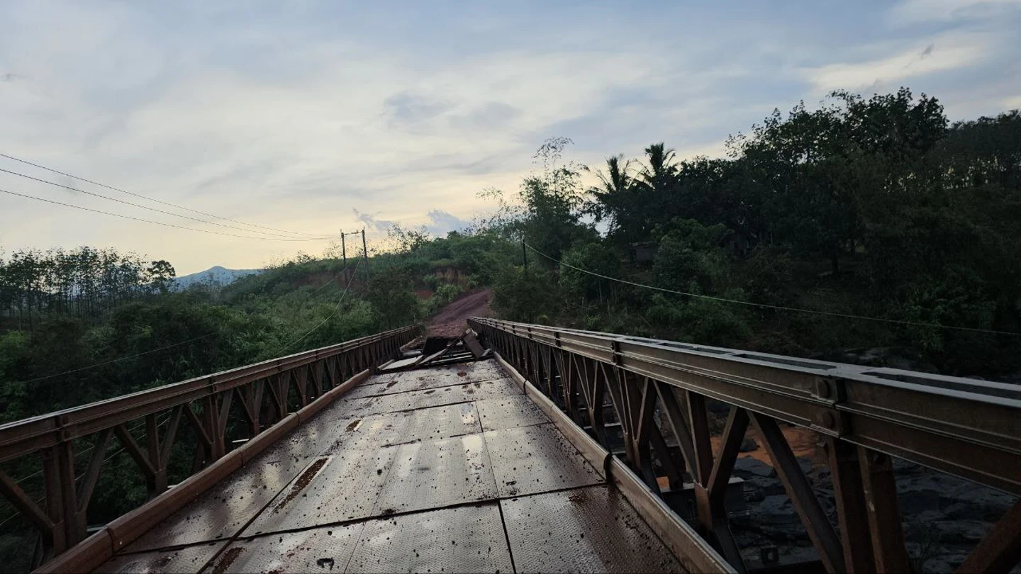 Un puente camboyano, tras un ataque Un puente camboyano, tras un ataque