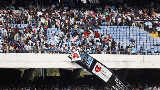 La gira de Messi en India desata la locura en el estadio Salt Lake, en Calcuta.