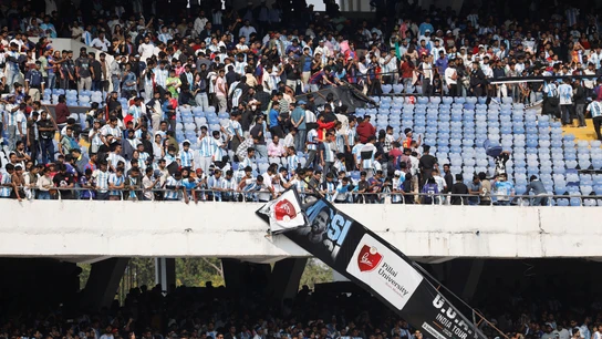 La gira de Messi en India desata la locura en el estadio Salt Lake, en Calcuta. La gira de Messi en India desata la locura en el estadio Salt Lake, en Calcuta.