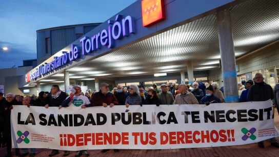 Varias personas participan en la concentraci&oacute;n convocada en el Hospital Universitario de Torrej&oacute;n para pedir la reversi&oacute;n del centro a la gesti&oacute;n p&uacute;blica, tras la pol&eacute;mica por las grabaciones del CEO de la empresa gestora, Grupo Ribera, en las que ped&iacute;a aumentar listas de espera para mayor r&eacute;dito econ&oacute;mico. 