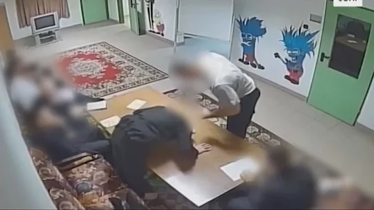 El vídeo filtrado en el que trabajadores de un centro húgaro pegan palizas a menores. El vídeo filtrado en el que trabajadores de un centro húgaro pegan palizas a menores.