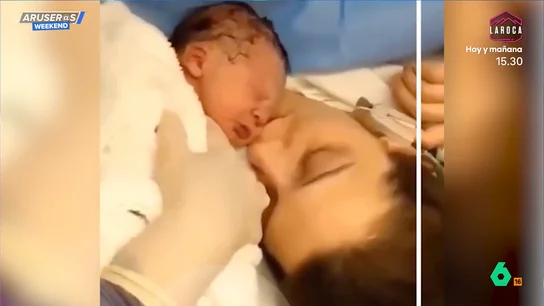 El entrañable vídeo viral del bebé recién nacido que deja de llorar cuando su mamá le da su primer beso El entrañable vídeo viral del bebé recién nacido que deja de llorar cuando su mamá le da su primer beso