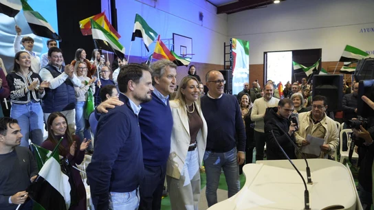 El presidente del PP, Alberto Núñez Feijóo, y la presidenta del PP de Extremadura y candidata a la reelección a la Presidencia de la Junta, María Guardiola (2D), participan en un acto electoral en Navalmoral de la Mata. El presidente del PP, Alberto Núñez Feijóo, y la presidenta del PP de Extremadura y candidata a la reelección a la Presidencia de la Junta, María Guardiola (2D), participan en un acto electoral en Navalmoral de la Mata.