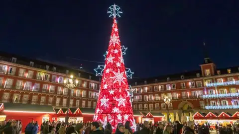 Árbol de Navidad en la Plaza Mayor de Madrid Árbol de Navidad en la Plaza Mayor de Madrid