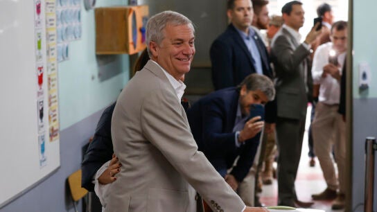 El ultraderechista Jos&eacute; Antonio Kast ejerciendo su derecho a voto en las elecciones presidenciales