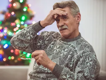 Hombre con dolor de cabeza en Navidad Hombre con dolor de cabeza en Navidad