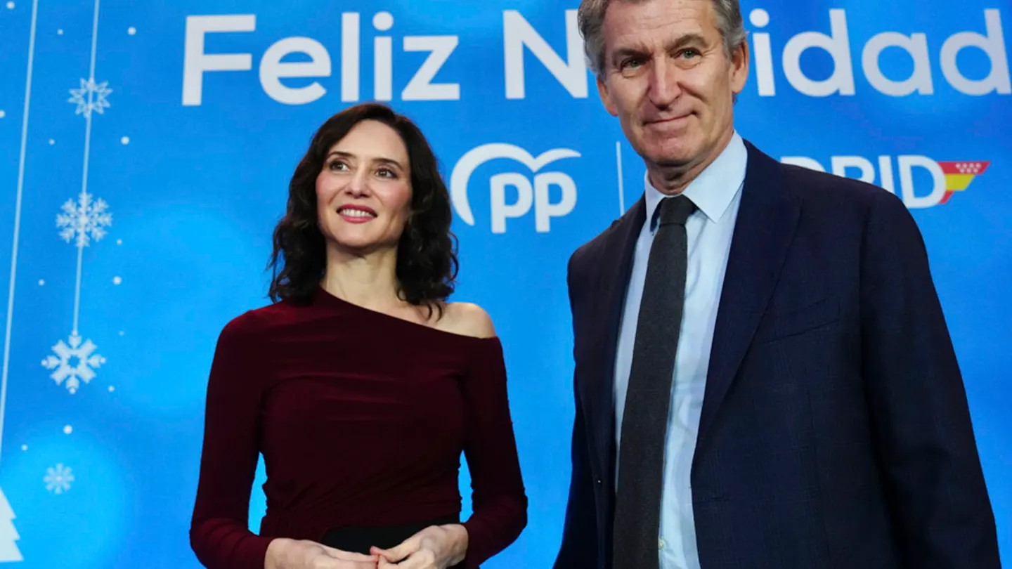Unos efusivos Ayuso y Feijóo muestran sintonía mutua ante Sánchez como frente común Unos efusivos Ayuso y Feijóo muestran sintonía mutua ante Sánchez como frente común
