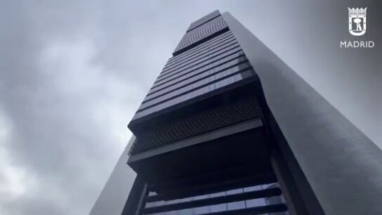 Un incendio en un transformador el&eacute;ctrico provoca el desalojo de la torre Foster de la Castellana en Madrid