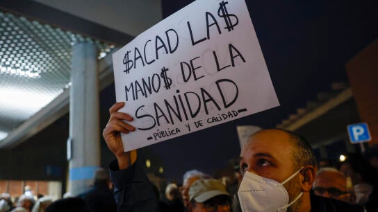 Varias personas participan en la concentraci&oacute;n convocada en el Hospital Universitario de Torrej&oacute;n para pedir la reversi&oacute;n del centro a la gesti&oacute;n p&uacute;blica.