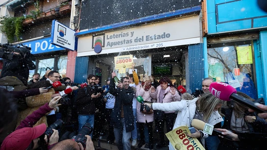 Los agraciados con el Gordo de la Lotería de Navidad celebraban su primer premio en 2023. Agraciados con el ‘Primer Premio’ del Sorteo Extraordinario de Lotería de Navidad 2023 correspondiente al número 88008 celebran su suerte en la administración donde compraron sus décimos, a 22 de diciembre de 2023, en Madrid (España).