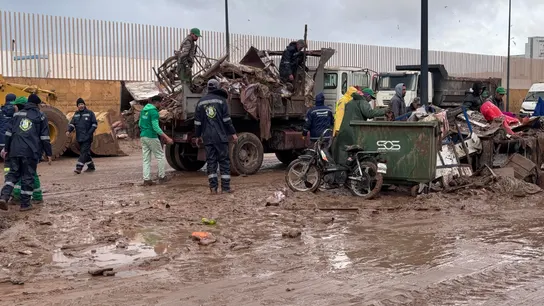 Personas limpiando la ciudad de Safi (Marruecos) después de las inundaciones Personas limpiando la ciudad de Safi (Marruecos) después de las inundaciones