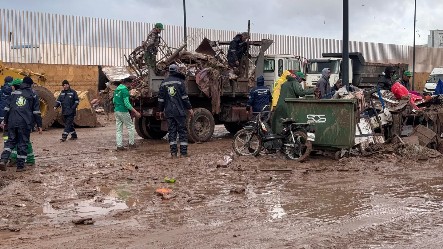 Personas limpiando la ciudad de Safi (Marruecos) después de las inundaciones Personas limpiando la ciudad de Safi (Marruecos) después de las inundaciones
