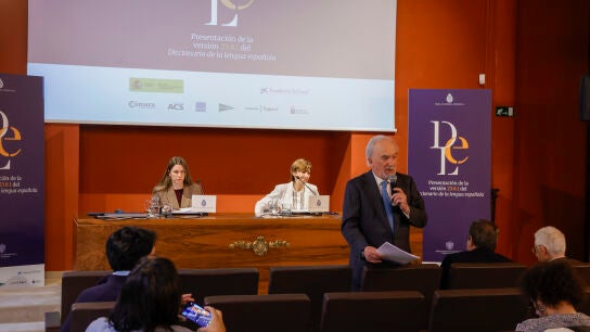 El director de la RAE y presidente de la ASALE, Santiago Mu&ntilde;oz Machado (d), y la responsable del Instituto de Lexicograf&iacute;a, Elena Zamora (i), presentan la versi&oacute;n electr&oacute;nica 23.8.1 del Diccionario de la lengua espa&ntilde;ola (DLE)