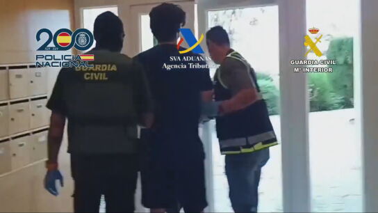 Agentes de la Guardia Civil y la Polic&iacute;a Nacional escoltan a un miemro del 'Balkan Cartel' detenido durante un operativo