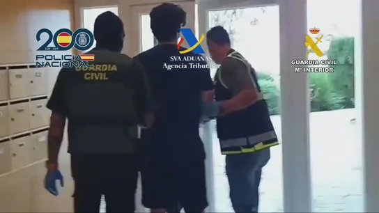 Agentes de la Guardia Civil y la Policía Nacional escoltan a un miemro del 'Balkan Cartel' detenido durante un operativo Agentes de la Guardia Civil y la Policía Nacional escoltan a un miemro del 'Balkan Cartel' detenido durante un operativo