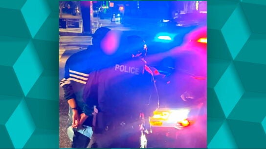 Detenci&oacute;n de Nick Reiner por ser sospechoso del asesinato de sus padres.