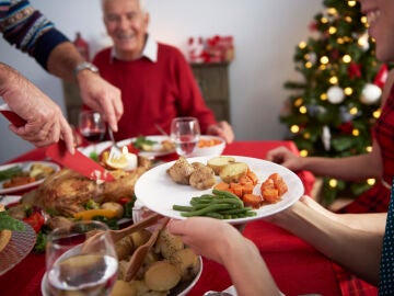 Una familia comiendo juntos en Navidad