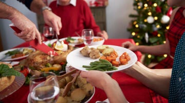 Una familia comiendo juntos en Navidad