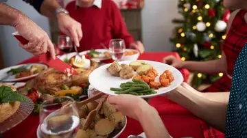 Una familia comiendo juntos en Navidad Una familia comiendo juntos en Navidad