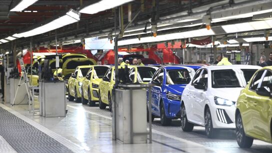 Coches en la l&iacute;nea de producci&oacute;n de la planta de Stellantis en Figueruelas (Zaragoza).