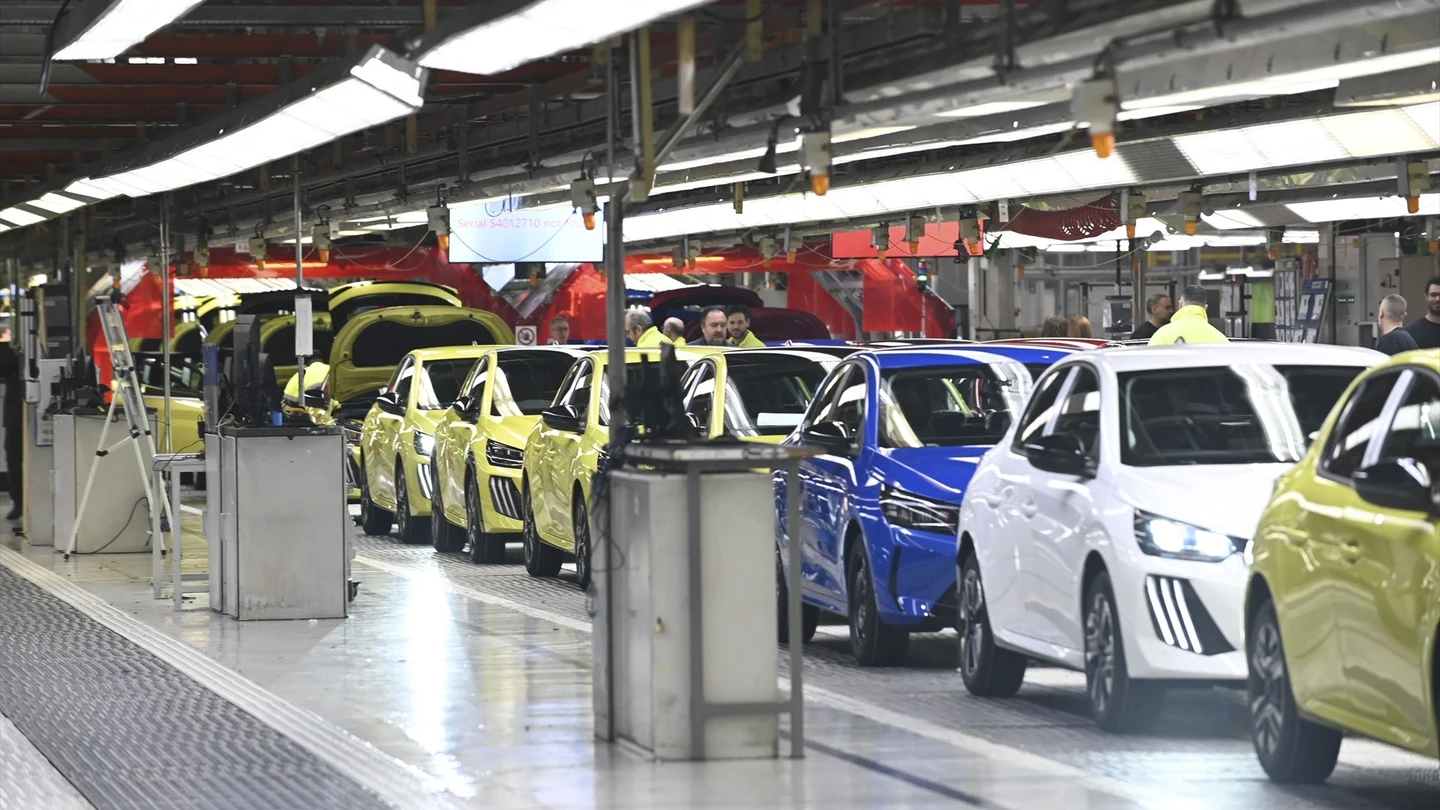 Coches en la línea de producción de la planta de Stellantis en Figueruelas (Zaragoza). Coches en la línea de producción de la planta de Stellantis en Figueruelas (Zaragoza).