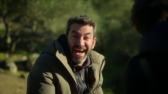 La anécdota de Arturo Valls con un paparazzi cuando creía que le estaba acosando: "Agáchate, que le estoy haciendo fotos a Paz Padilla" La anécdota de Arturo Valls con un paparazzi cuando creía que le estaba acosando: "Agáchate, que le estoy haciendo fotos a Paz Padilla"