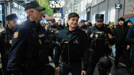 Vito Quiles es escoltado por efectivo de la Polic&iacute;a Nacional durante una manifestaci&oacute;n convocada en Madrid