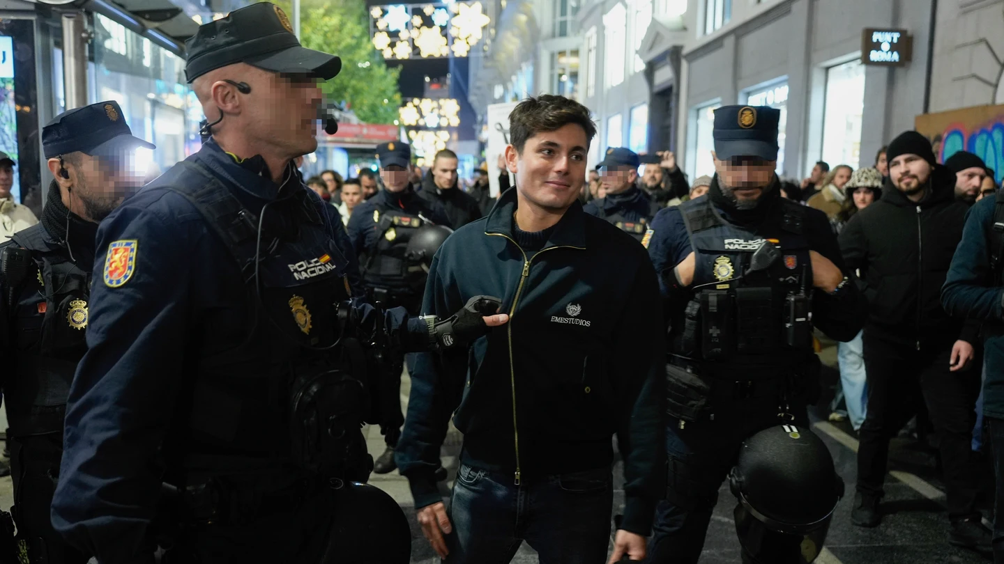 Vito Quiles, escoltado por efectivos de la Policía Nacional Vito Quiles es escoltado por efectivo de la Policía Nacional durante una manifestación convocada en Madrid