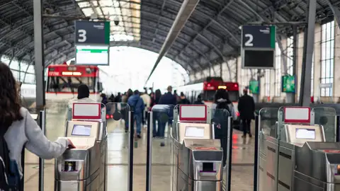 Chica joven pasando el billete del tren Chica joven pasando el billete del tren
