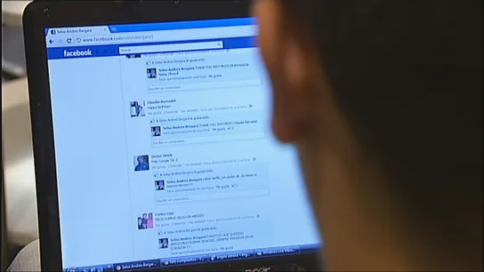 Una persona consulta Facebook. Una persona consulta Facebook.