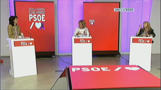 Leire D&iacute;ez, en el centro de la imagen, en un debate junto a Pilar Llop celebrado en Ferraz